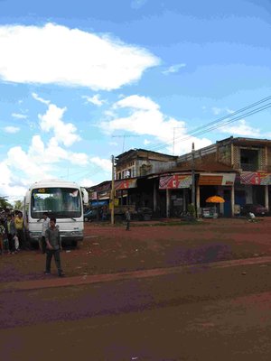 Involuntary stop in Snoul ~ our bus broke down a stone throw from the Vietnamese border. Also place of a bigger tank battle between the U.S. 11th Armored Cavalry and PAVN in ´71.