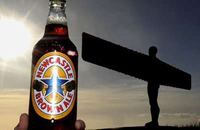 newcastle-brown-ale-and-the-angel-of-the-north-silhouetted-in-the-distance-518321931.jpg